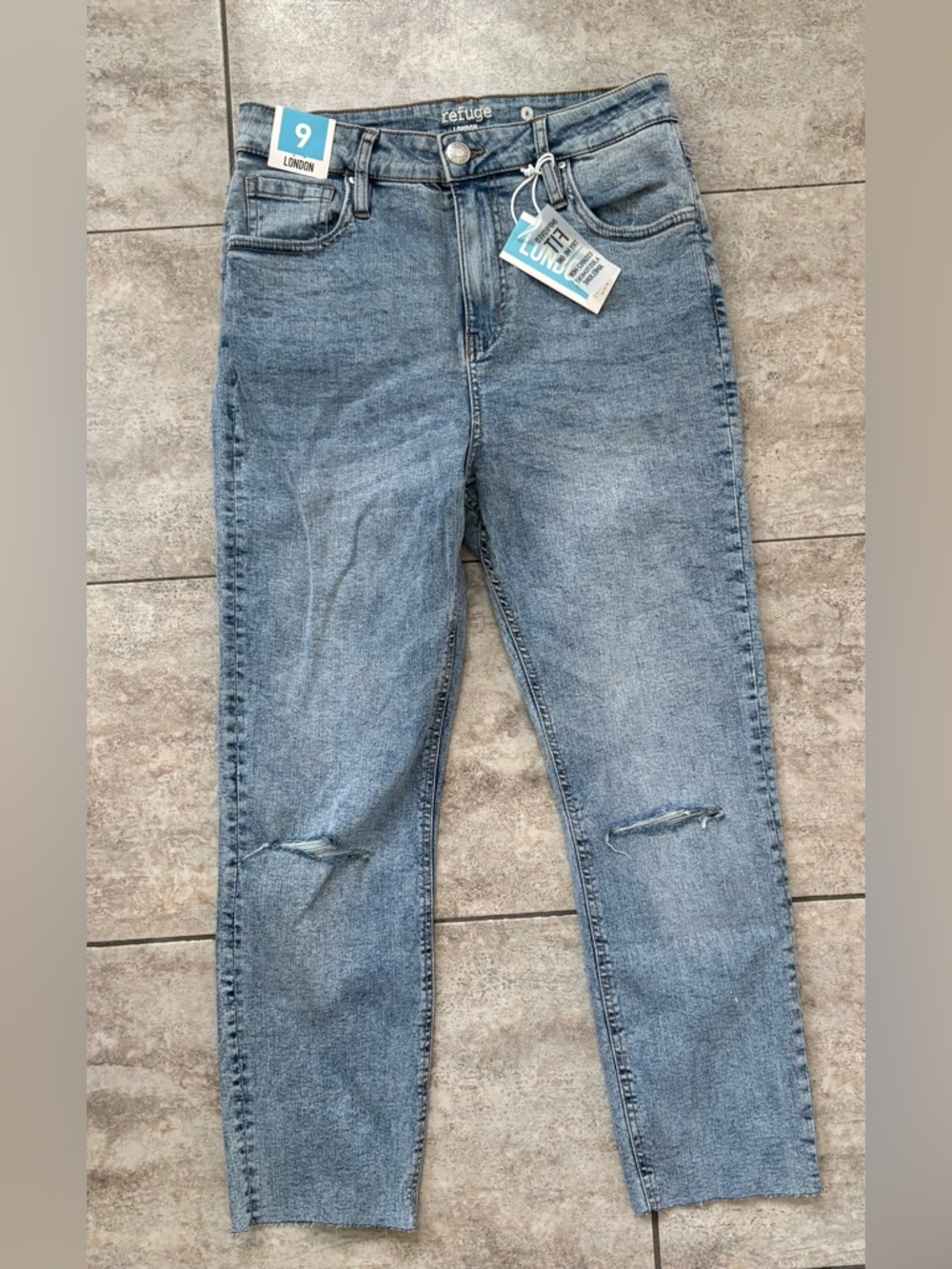 High-Rise Women’s cropped Jeans in Light Blue - Distressed Knee